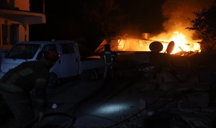 Antakya’da enkazda çıkan yangını Bursa İtfaiyesi söndürdü