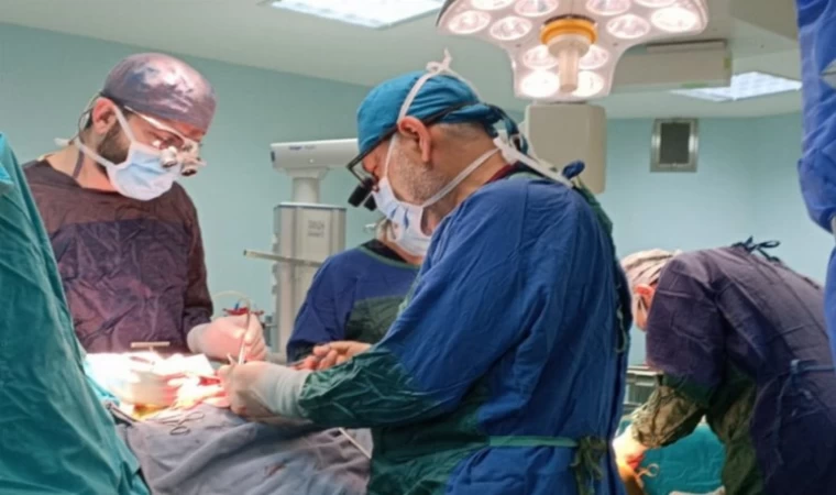Aort damarı üç kat büyüyen hasta ölümden döndü