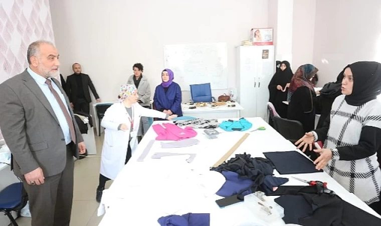 Canikli Kadınlar Depremzedeler İçin Kışlık Kıyafet Üretiyor