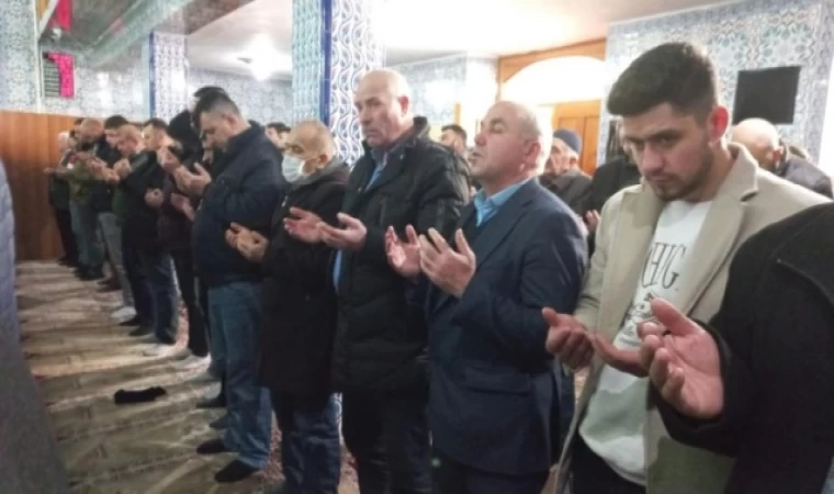 Depremde hayatını kaybedenler için gıyabi cenaze namazı kılındı