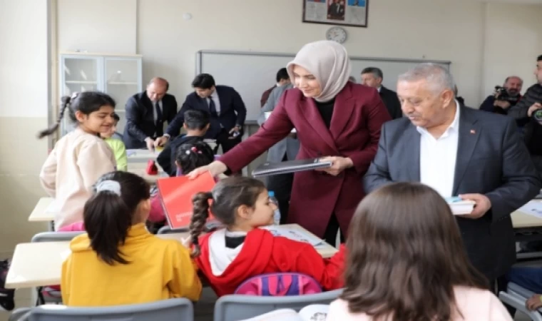 Depremzede öğrencilerin eğitim gördüğü okulu ziyaret ettiler