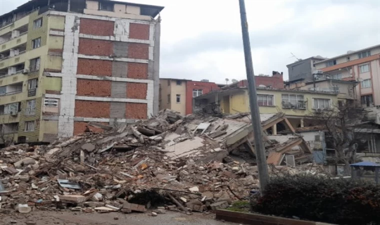 Hatay’da 6.4’lük depremde hasarlı binalar yıkıldı