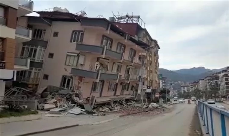Hatay’da yıkılmak üzere olan binalar görüntülendi
