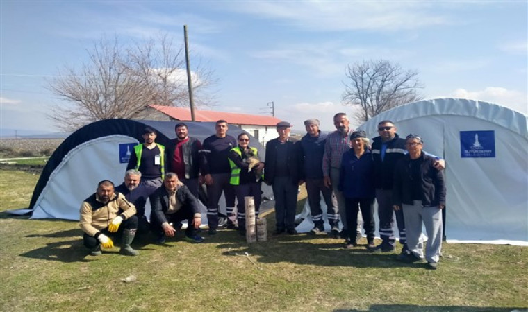 İzmir Büyükşehir Belediyesi’nin deprem bölgesindeki köylere destekleri sürüyor