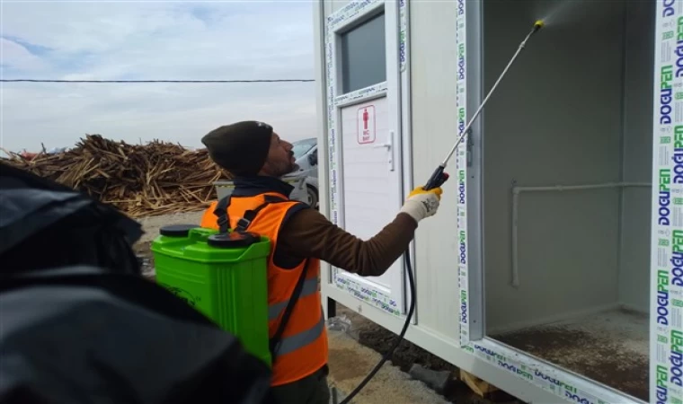 Kahta’da çadırkentte salgına karşı ilaçlama devam ediyor