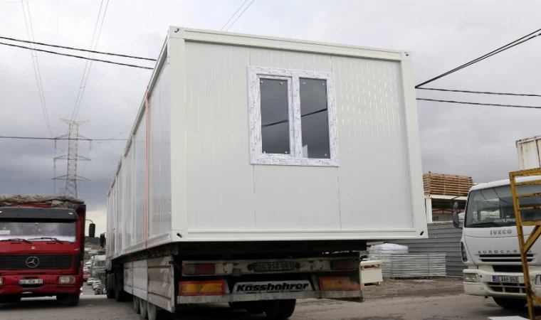 Kocaeli, Sahra Hastanesi için konteynerleri Hatay’a gönderiyor