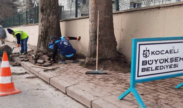 Kocaeli’nin ’Timi’ hastane kaldırımlarını onardı