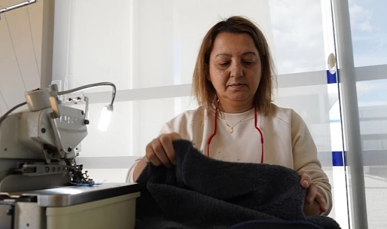Lüleburgaz’da kadınlar depremzedeler için kıyafet dikiyorlar.