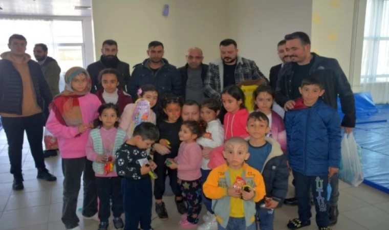 Ülkü Ocakları, depremzedelerin yanında