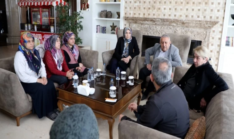 Vali Yiğitbaşı, Başkan Zeybek İle Birlikte Depremzedeleri Ziyarette Bulundu