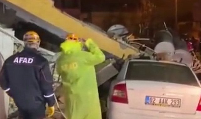 Adıyaman'da 4 katlı ağır hasarlı bina çöktü!