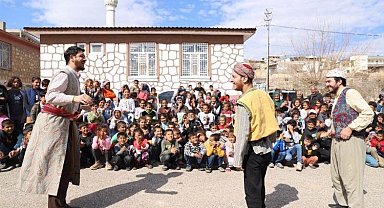 Adıyamanlı çocukların yüzleri orta oyunuyla güldü