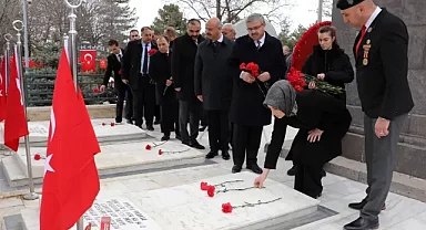 Afyon’da Hava Şehitliği Anıtına Karanfiller Bırakıldı