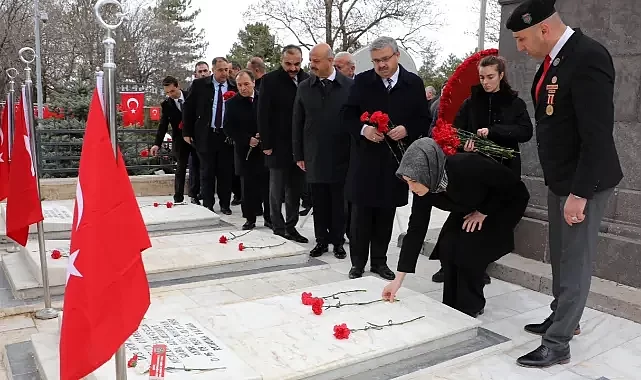 Afyon’da Hava Şehitliği Anıtına Karanfiller Bırakıldı