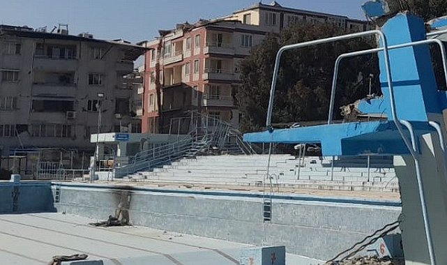 Antakya yüzme havuzu depremde ağır hasar aldı