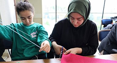 Atölye etkinlikleriyle hayata tutunuyorlar