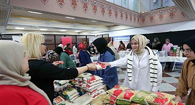 Bağcılarlı kadınlar, harçlıklarıyla depremzedeler için gıda kolisi hazırladılar