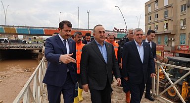 Bakan Çavuşoğlu afet bölgesi Şanlıurfa’ya gitti