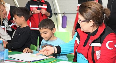 Bakan Yanık çadırda çocuklarla oyun oynadı