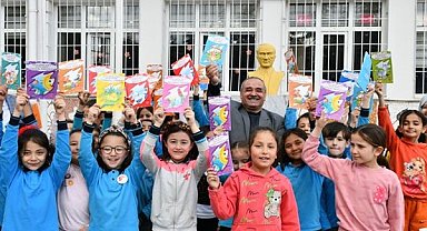 Başkan Şahin, Kütüphane Haftası'nda öğrencilere kitap dağıttı