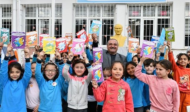 Başkan Şahin, Kütüphane Haftası'nda öğrencilere kitap dağıttı
