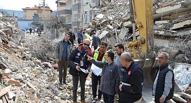 Belen'de acil yıkılacak binalarda yıkım ve enkaz kaldırma çalışmaları başladı