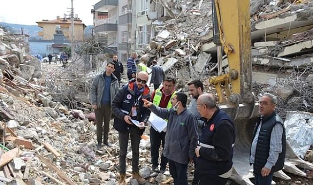 Belen'de acil yıkılacak binalarda yıkım ve enkaz kaldırma çalışmaları başladı