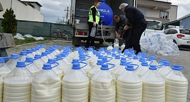Bursa Mustafakemalpaşalı üreticilerden 2 ton süt bağışı
