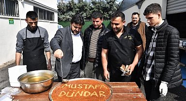 Bursa'ya göç eden depremzede vatandaştan künefeli teşekkür