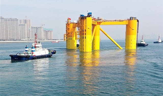 Çin'in ilk derin deniz yüzer rüzgar enerjisi platformu denize açıldı