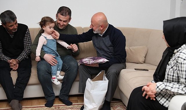 Çolakbayrakdar ailesi iftarda depremzede sofrasında