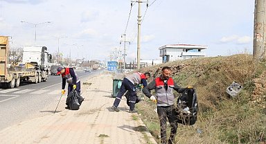 Deprem bölgesinde temizlik çalışmaları sürüyor