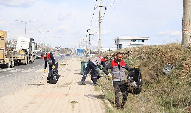 Deprem bölgesinde temizlik çalışmaları sürüyor
