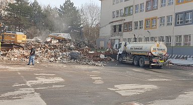 Depremde hasar olan okula yıkım kararı