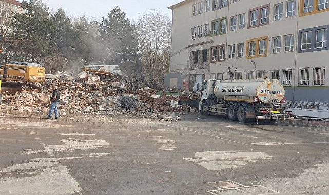Depremde hasar olan okula yıkım kararı