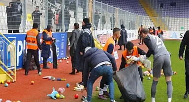 Depremzede Çocuklar İçin Sahaya Oyuncaklar Atıldı