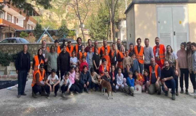 Depremzede Çocuklara Şehir Tiyatrosu Ekibi Moral Oluyor