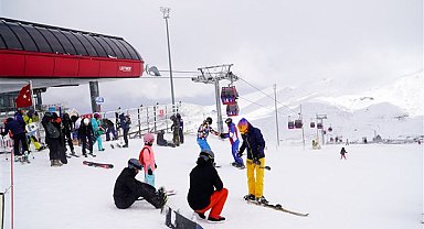 Dünya markası Erciyes’te baharda kayak heyecanı