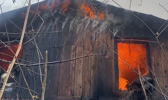 Düzce'de yangın: Ahşap ev kullanılamaz hale geldi
