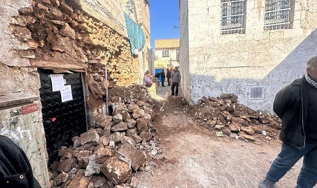 Eski Urfa sokaklarındaki molozlar kaldırılıyor