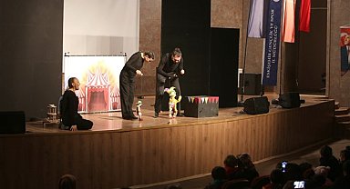 Eskişehir Şehir Tiyatrolarının kukla oyunu çocuklara moral oldu
