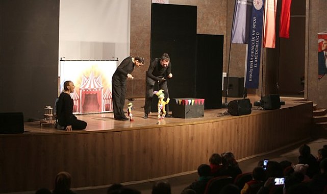 Eskişehir Şehir Tiyatrolarının kukla oyunu çocuklara moral oldu