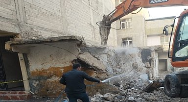 Eyyübiye’de ağır hasarlı yapılar yıkılıyor