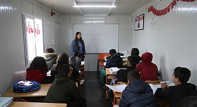 Gaziantep Büyükşehir'den ilk ders gününde öğrencilere kırtasiye ve çanta desteği