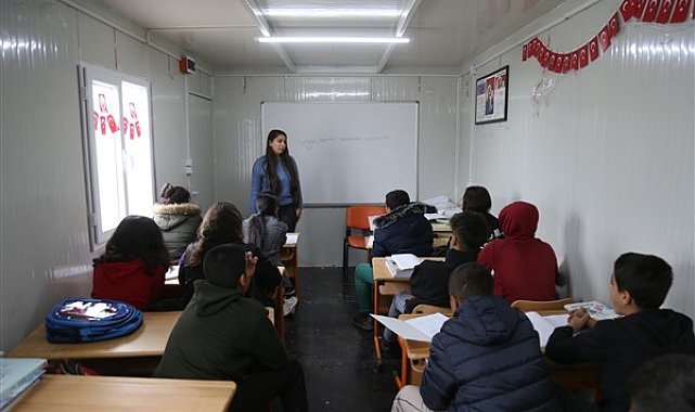Gaziantep Büyükşehir'den ilk ders gününde öğrencilere kırtasiye ve çanta desteği