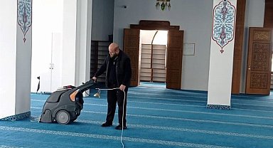 Gölcük'teki camilere Ramazan öncesi temizlik