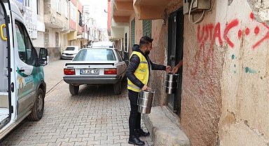 Haliliye’de sıcak yemekler iftar öncesi hanelere ulaştırılıyor