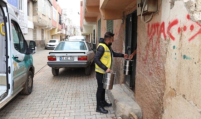 Haliliye’de sıcak yemekler iftar öncesi hanelere ulaştırılıyor