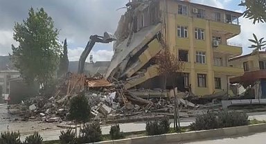 Hatay'da bina yıkım ve enkaz kaldırma çalışmaları sürüyor