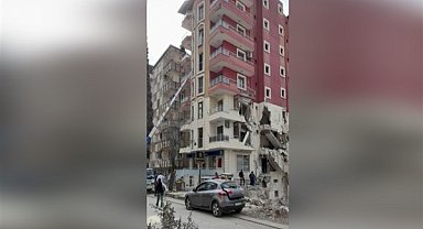 Hatay'da depremzedeler evlerindeki eşyaları kurtarmaya çalışıyor